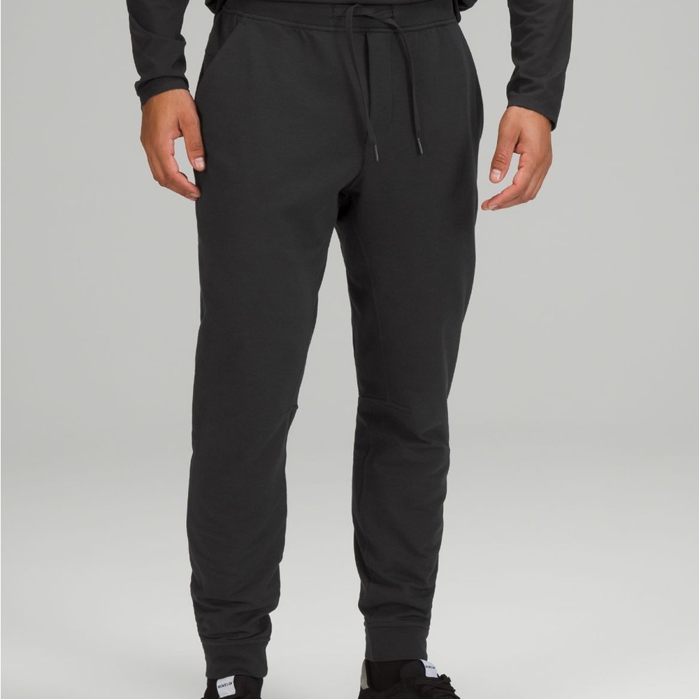 Lululemon mens shorter 27” city sweat joggers in black. Size Small